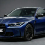 Matrícula de coche acrílica homologada DGT instalada en la parte delantera de un coupé azul